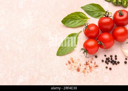 Composition avec tomates cerises mûres, jalapeno et épices sur fond clair Banque D'Images