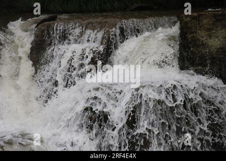 Une photo de distance du profil latéral des chutes inférieures au parc d'État de Taughannock Banque D'Images