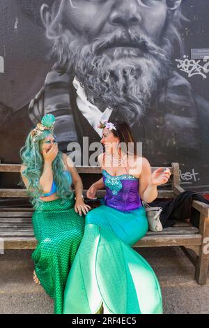 Angleterre, Kent, Margate, Margate Mermaid Festival aka Mergate, participants colorés Banque D'Images