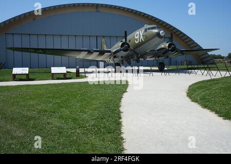 Douglas C47 Dakota devant le musée de batterie d'armes de Merville Banque D'Images