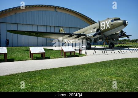 Douglas C47 Dakota devant le musée de batterie d'armes de Merville Banque D'Images