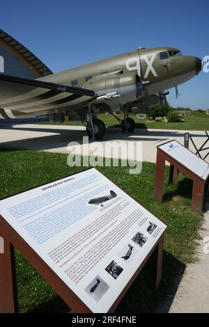 Douglas C47 Dakota devant le musée de batterie d'armes de Merville Banque D'Images