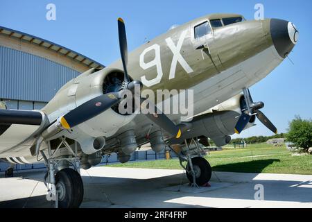 Douglas C47 Dakota devant le musée de batterie d'armes de Merville Banque D'Images