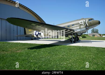 Douglas C47 Dakota devant le musée de batterie d'armes de Merville Banque D'Images