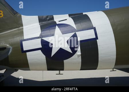 Douglas C47 Dakota devant le musée de batterie d'armes de Merville Banque D'Images