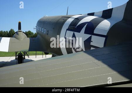 Douglas C47 Dakota devant le musée de batterie d'armes de Merville Banque D'Images