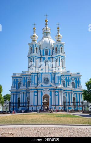 SAINT-PÉTERSBOURG, RUSSIE - 16 JUILLET 2023 : vue rapprochée de la cathédrale de Smolny. Saint-Pétersbourg Banque D'Images