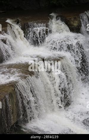 Un gros plan des chutes inférieures au parc d'État de Taughannock Banque D'Images