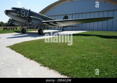 Douglas C47 Dakota devant le musée de batterie d'armes de Merville Banque D'Images