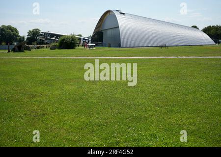 Douglas C47 Dakota devant le musée de batterie d'armes de Merville Banque D'Images