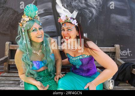 Angleterre, Kent, Margate, Margate Mermaid Festival aka Mergate, participants colorés Banque D'Images