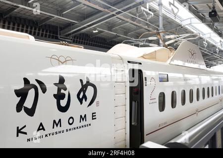 Takeo Onsen, Préfecture de Saga, Japon. 11 mars 2023. Le nouveau train à grande vitesse Nishi-Kyushu Shinkansen (è¥¿ä¹å·žæ-°å¹¹ç·š), offrant des services ferroviaires à grande vitesse de Takeo-Onsen à Nagasaki, exploité par la Kyushu Railway Company (JR Kyushu JRä¹å·ž). En raison des objections du gouvernement préfectoral local de Saga, Le service ne dessert pas directement la gare de Hakata à Fukuoka et est relié au réseau national Shinkansen par un train express limité ''Relay Kamome'' plus lent jusqu'à la rame ''Kamome'' N700S. Les passagers interurbains doivent effectuer un transfert inter-plateforme dans la ville rurale de Takeo-Onsen à co Banque D'Images