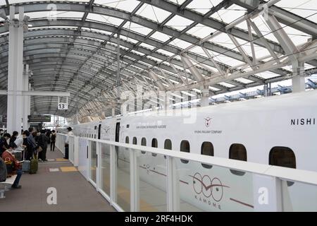 Nagasaki, Japon. 11 mars 2023. Le nouveau train à grande vitesse Nishi-Kyushu Shinkansen (è¥¿ä¹å·žæ-°å¹¹ç·š), qui offre des services ferroviaires à grande vitesse de Takeo-Onsen à Nagasaki, exploité par la Kyushu Railway Company (JR Kyushu JRä¹å·ž). En raison des objections du gouvernement préfectoral local de Saga, le service ne fonctionne pas directement à la gare de Hakata à Fukuoka et est relié au réseau national Shinkansen par un train express limité ''Relay Kamome'' plus lent jusqu'à la rame ''Kamome'' N700S. Les passagers interurbains doivent effectuer un transfert inter-plateforme dans la ville rurale de Takeo-Onsen pour continuer leur séjour Banque D'Images