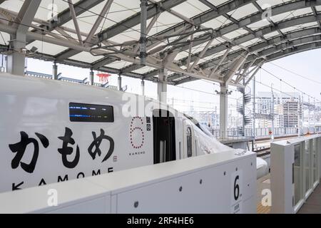 Nagasaki, Japon. 11 mars 2023. Le nouveau train à grande vitesse Nishi-Kyushu Shinkansen (è¥¿ä¹å·žæ-°å¹¹ç·š), qui offre des services ferroviaires à grande vitesse de Takeo-Onsen à Nagasaki, exploité par la Kyushu Railway Company (JR Kyushu JRä¹å·ž). En raison des objections du gouvernement préfectoral local de Saga, le service ne fonctionne pas directement à la gare de Hakata à Fukuoka et est relié au réseau national Shinkansen par un train express limité ''Relay Kamome'' plus lent jusqu'à la rame ''Kamome'' N700S. Les passagers interurbains doivent effectuer un transfert inter-plateforme dans la ville rurale de Takeo-Onsen pour continuer leur séjour Banque D'Images