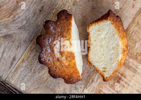 cupcake sucré de blé divisé en plusieurs parties, cupcake dessert, fait de farine, de sucre et d'autres ingrédients, cupcake sur la table sans personnes Banque D'Images