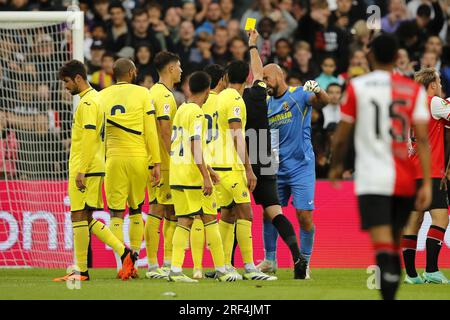ROTTERDAM - (de gauche à droite) Etienne Capoue de Villarreal CF , Ilias Akhomach de Villarreal CF , arbitre Jeroen Manschot, gardien de but de Villarreal CF Pepe Reina lors du match amical entre Feyenoord et Villareal CF au Feyenoord Stadion de Kuip le 27 juillet 2023 à Rotterdam, pays-Bas. AP | taille néerlandaise | BART STOUTJESDYK Banque D'Images
