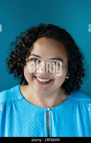 Femme noire joyeuse avec portrait de taches de rousseur Banque D'Images