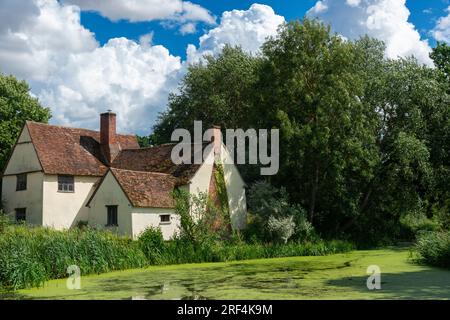 Le même chalet que sur la photo dans le célèbre tableau de John Constable 'The Hay Wain' (peint en 1821) et près de Flatford Mill dans le Suffolk, en Angleterre Banque D'Images