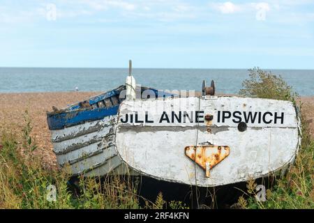 Bateau de pêche débarqué sur la plage de galets à Aldeburgh, Suffolk, Angleterre, Royaume-Uni Banque D'Images