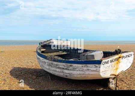 Les bateaux de pêche ont débarqué sur la plage de galets à Aldeburgh, Suffolk, Angleterre, Royaume-Uni Banque D'Images