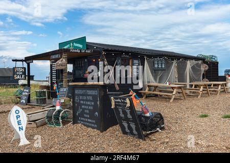 Les pêcheurs traditonaux ont abandonné maintenant vendant du poisson frais sur la plage de la station balnéaire d'Aldburgh sur la côte du Suffolk, en Angleterre, au Royaume-Uni Banque D'Images