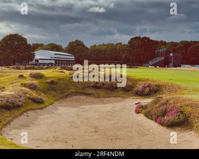 Walton on the Hill, Surrey, Royaume-Uni. 31 juillet 2023. Le parcours de golf Walton Heath se prépare à accueillir les meilleures golfeuses du monde la semaine prochaine à l'AIG Womens Open organisé par le Royal & Ancient Golf Club (R&A) de St. Andrews photos : vue à travers le bunker couvert de fairway 18e bruyère vers le vert et les tribunes crédit : Motofoto / Alamy Live News Banque D'Images