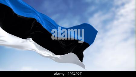 Drapeau national de l'Estonie agitant dans le vent par temps clair. tricolore horizontal avec trois bandes égales de bleu, noir et blanc. illustration 3d r Banque D'Images
