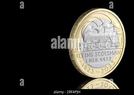 2023 pièce de 2 £ pour commémorer le centenaire de la locomotive à vapeur Flying Scotsman. L'avers montre le portrait de la 1e pièce du roi Charles III Banque D'Images