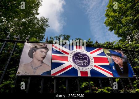 Une bannière annonçant le jubilé de platine de la reine Elizabeth le 2022 juin à Highgate London Banque D'Images
