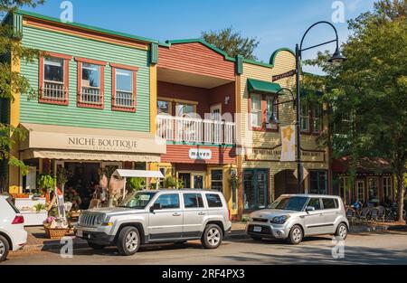 Vue sur la rue des boutiques colorées, boutiques du centre-ville sur la rue du fort Langley BC, Canada. Destination de voyage touristique populaire au Canada-août Banque D'Images