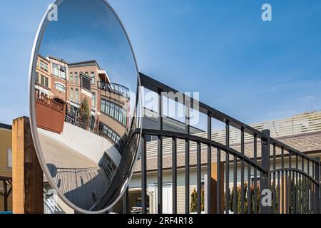 Miroir rond pour inspection. Un miroir de vision dans le parking. Un grand miroir convexe sphérique sur la route pour améliorer la visibilité. Convexe Banque D'Images