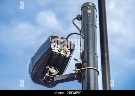 31 juillet 2023. Londres, Royaume-Uni. ULEZ caméras vandalisées à Chiswick, Londres. Prises de vue détaillées de deux caméras de l'ULEZ sabotées par des opposants à la politique ULEZ du maire de Londres Sadiq Khan, prévue pour commencer le 29 août pour lutter contre la pollution de l'air. Caméras situées dans Devonshire Road, près du bureau TESLA et du rond-point Hogarth et Church Street de l'autre côté du rond-point, près du centre commercial Chiswick Mall, avec un mini-survol évident. Crédit Peter Hogan/ALAMY Banque D'Images