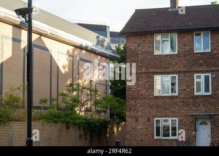 31 juillet 2023. Londres, Royaume-Uni. ULEZ caméras vandalisées à Chiswick, Londres. Prises de vue détaillées de deux caméras de l'ULEZ sabotées par des opposants à la politique ULEZ du maire de Londres Sadiq Khan, prévue pour commencer le 29 août pour lutter contre la pollution de l'air. Caméras situées dans Devonshire Road, près du bureau TESLA et du rond-point Hogarth et Church Street de l'autre côté du rond-point, près du centre commercial Chiswick Mall, avec un mini-survol évident. Crédit Peter Hogan/ALAMY Banque D'Images