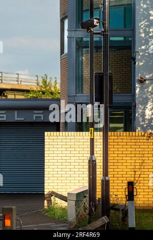 31 juillet 2023. Londres, Royaume-Uni. ULEZ caméras vandalisées à Chiswick, Londres. Prises de vue détaillées de deux caméras de l'ULEZ sabotées par des opposants à la politique ULEZ du maire de Londres Sadiq Khan, prévue pour commencer le 29 août pour lutter contre la pollution de l'air. Caméras situées dans Devonshire Road, près du bureau TESLA et du rond-point Hogarth et Church Street de l'autre côté du rond-point, près du centre commercial Chiswick Mall, avec un mini-survol évident. Crédit Peter Hogan/ALAMY Banque D'Images
