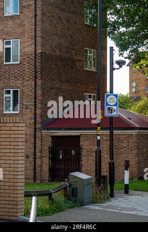 31 juillet 2023. Londres, Royaume-Uni. ULEZ caméras vandalisées à Chiswick, Londres. Prises de vue détaillées de deux caméras de l'ULEZ sabotées par des opposants à la politique ULEZ du maire de Londres Sadiq Khan, prévue pour commencer le 29 août pour lutter contre la pollution de l'air. Caméras situées dans Devonshire Road, près du bureau TESLA et du rond-point Hogarth et Church Street de l'autre côté du rond-point, près du centre commercial Chiswick Mall, avec un mini-survol évident. Crédit Peter Hogan/ALAMY Banque D'Images