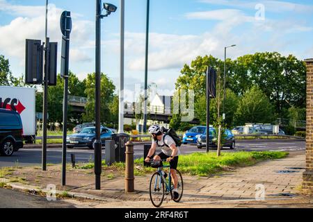 31 juillet 2023. Londres, Royaume-Uni. ULEZ caméras vandalisées à Chiswick, Londres. Prises de vue détaillées de deux caméras de l'ULEZ sabotées par des opposants à la politique ULEZ du maire de Londres Sadiq Khan, prévue pour commencer le 29 août pour lutter contre la pollution de l'air. Caméras situées dans Devonshire Road, près du bureau TESLA et du rond-point Hogarth et Church Street de l'autre côté du rond-point, près du centre commercial Chiswick Mall, avec un mini-survol évident. Crédit Peter Hogan/ALAMY Banque D'Images