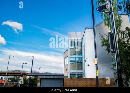 31 juillet 2023. Londres, Royaume-Uni. ULEZ caméras vandalisées à Chiswick, Londres. Prises de vue détaillées de deux caméras de l'ULEZ sabotées par des opposants à la politique ULEZ du maire de Londres Sadiq Khan, prévue pour commencer le 29 août pour lutter contre la pollution de l'air. Caméras situées dans Devonshire Road, près du bureau TESLA et du rond-point Hogarth et Church Street de l'autre côté du rond-point, près du centre commercial Chiswick Mall, avec un mini-survol évident. Crédit Peter Hogan/ALAMY Banque D'Images