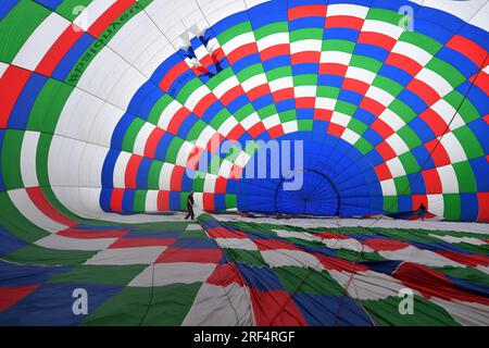 31 juillet 2023, Rytirova Lhota, République tchèque : un Ballooniste TOMAS PETRZELA de l'équipe BalonyEU se prépare à prendre place à Rytirova Lhota (80 kilomètres au nord de Prague) en République tchèque. La montgolfière OK-2207 est aujourd'hui la plus grande montgolfière d'Europe centrale. La montgolfière a un volume de 14200 m3 et a été fabriquée dans l'usine de Kubicek en Tchéquie. La hauteur de la montgolfière est de 33,48 mètres et le diamètre est de 30,3 mètres. Le panier peut accueillir jusqu'à 24-28 personnes. La législation européenne limite à 6 le nombre maximum de passagers dans un compartiment. Cette plus grande ba Banque D'Images