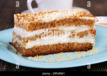 dessert avec beaucoup de calories, délicieux gâteau coupé en morceaux, pâte multicouche avec crème au beurre pendant le dessert Banque D'Images