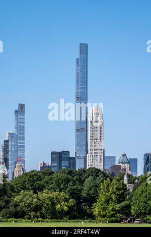 Super grands gratte-ciel, dominent les gratte-ciel de Midtown comme on le voit depuis Central Park un jour d'été, 2023, New York City, USA Banque D'Images