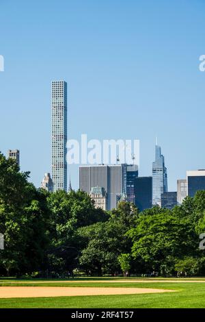 Super grands gratte-ciel, dominent les gratte-ciel de Midtown comme on le voit depuis Central Park un jour d'été, 2023, New York City, USA Banque D'Images