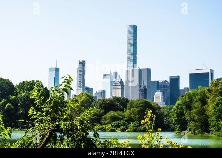 Super grands gratte-ciel, dominent les gratte-ciel de Midtown comme on le voit depuis Central Park un jour d'été, 2023, New York City, USA Banque D'Images