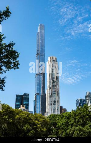 Super grands gratte-ciel, dominent les gratte-ciel de Midtown comme on le voit depuis Central Park un jour d'été, 2023, New York City, USA Banque D'Images