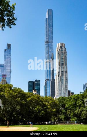 Super grands gratte-ciel, dominent les gratte-ciel de Midtown comme on le voit depuis Central Park un jour d'été, 2023, New York City, USA Banque D'Images