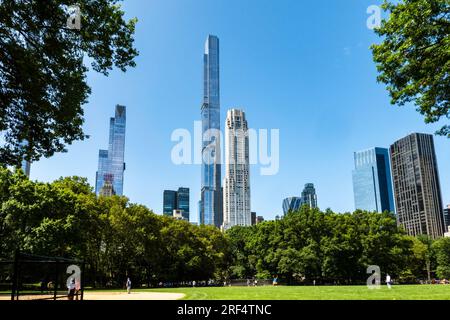 Super grands gratte-ciel, dominent les gratte-ciel de Midtown comme on le voit depuis Central Park un jour d'été, 2023, New York City, USA Banque D'Images