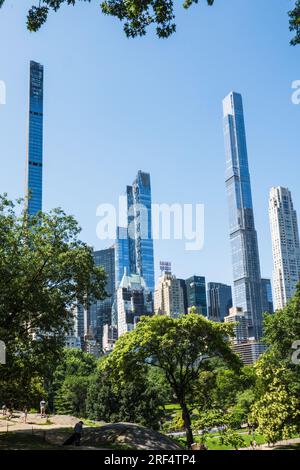 Super grands gratte-ciel, dominent les gratte-ciel de Midtown comme on le voit depuis Central Park un jour d'été, 2023, New York City, USA Banque D'Images