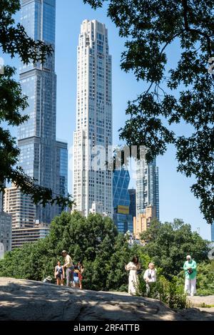 Super grands gratte-ciel, dominent les gratte-ciel de Midtown comme on le voit depuis Central Park un jour d'été, 2023, New York City, USA Banque D'Images