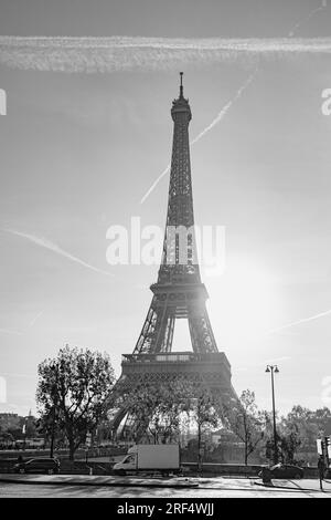 Tour Eiffel sur l'isolé sur fond blanc Banque D'Images