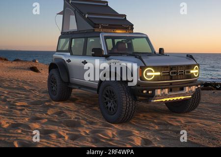 Ford Bronco Raptor en terrain sauvage, équipé d'équipement d'expédition et d'une tente de toit Banque D'Images