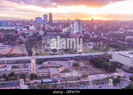 Nairobi Capital Kenya Skyline gratte-ciel bâtiments monuments modernes Tour extérieurs architecturaux Highrise Skyline Streets nuit ville Comté paysage urbain Banque D'Images